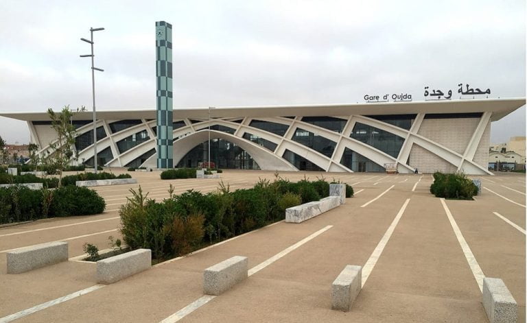 NOUVELLE GARE D’OUJDA BATIMENTS VOYAGEURS, PARVIS, HORLOGE, QUAIS PARKING ET RESTAURANTS